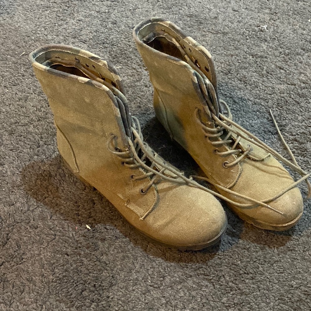 rocks and candy army green boots good condition size 8